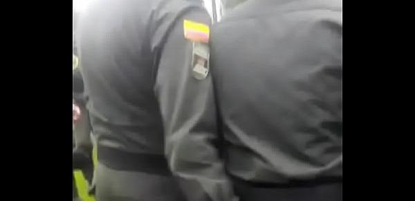  POLICIA TENIENTE MANOSEA A SU COMPAÑERO CAPITÁN EN PLENA FORMACIÓN